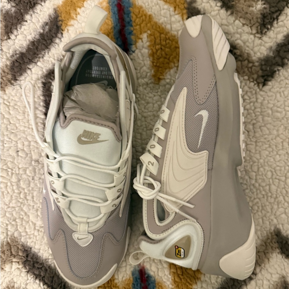 Nike Women's Light Gray Sneakers
